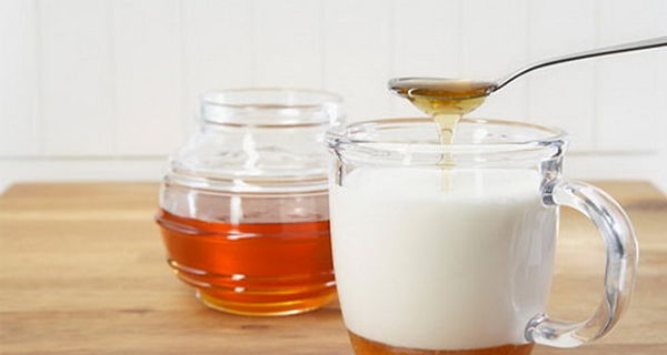 Découvrez ce qui se passe quand vous buvez un verre de lait au miel tous les jours !