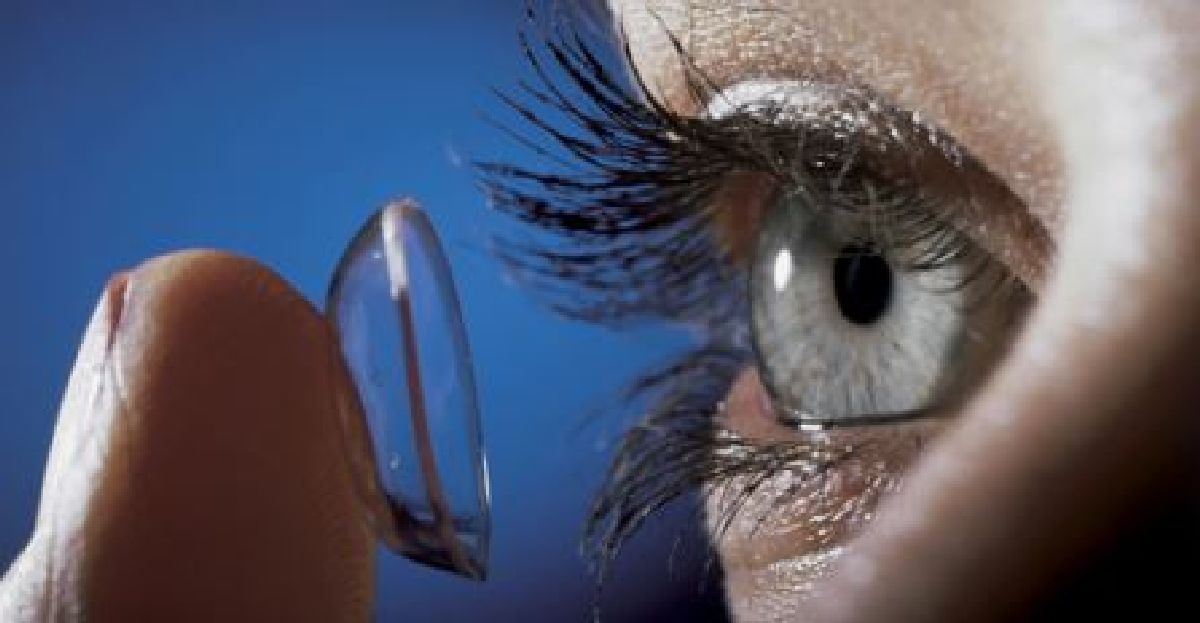 Voilà pourquoi il ne faut jamais laver vos lentilles de contact à l’eau du robinet : Les conséquences sont terrifiantes !