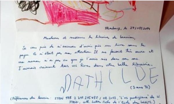A 3 ans, cette petite voleuse de livre écrit une lettre d’excuse craquante !