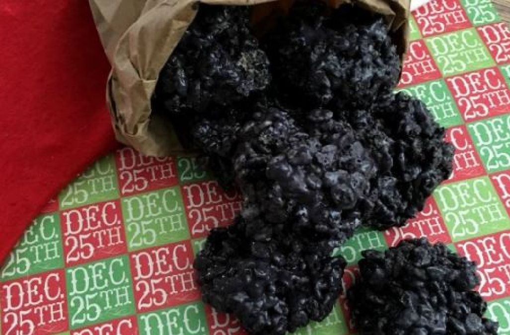 Des petits biscuits en forme de charbon pour vos fêtes
