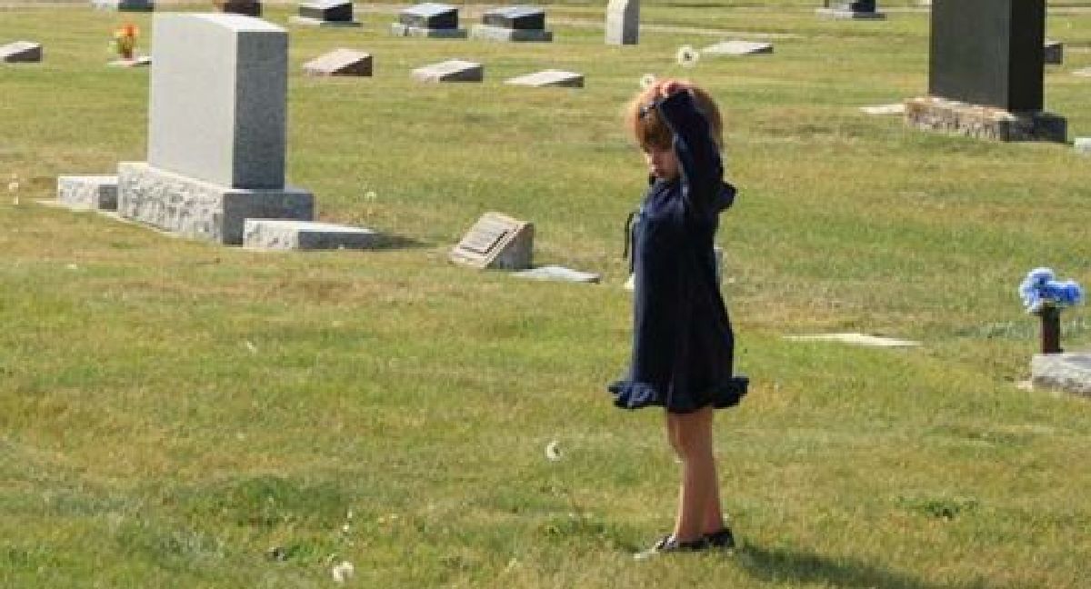 Les grands-parents ne meurent jamais, ils deviennent invisibles : Comment expliquer la mort d’un grand-parent à un enfant