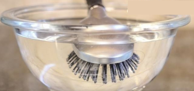 Découvrez comment nettoyer une brosse grasse !