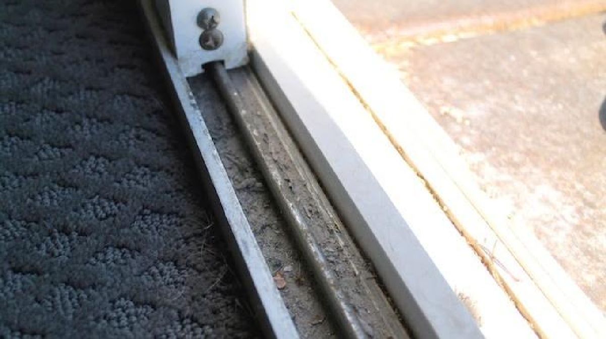 Nettoyez facilement les rails de votre porte fenêtre !