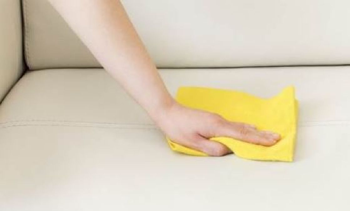 Une méthode facile pour éliminer les mauvaises odeurs de votre canapé !