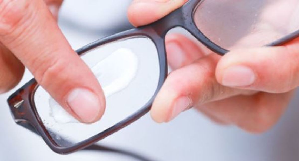 Appliquez ce mélange sur vos lunettes pour nettoyer vos verres et enlever les rayures