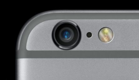 Pourquoi  est-ce qu’il y a- un petit trou noir entre la camera et le flash  de votre IPhone