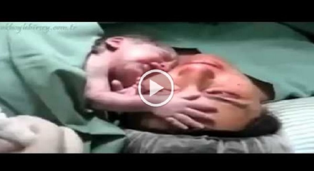 un nouveau-né refuse d’être éloigné de sa maman en tenant son visage