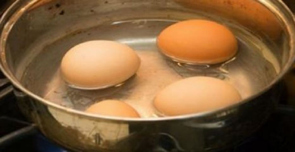 Ajoutez du bicarbonate de soude à vos œufs pendant leur cuisson, la raison est géniale
