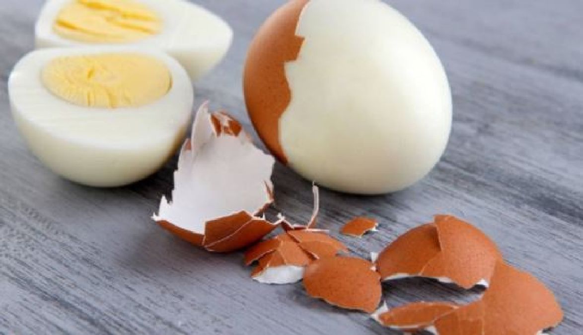 Comment peler rapidement un œuf cuit !