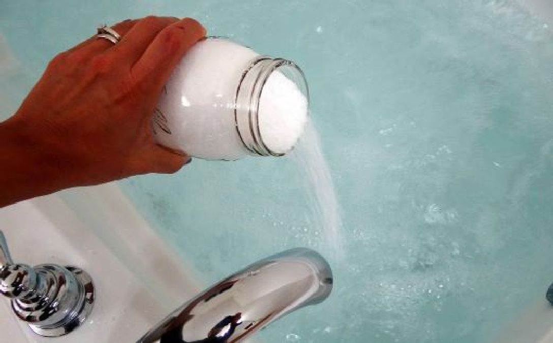 Ajoutez une poignée de cet ingrédient magique dans votre bain chaud pour éliminer les toxines relaxer vos muscle et purifier votre sang!