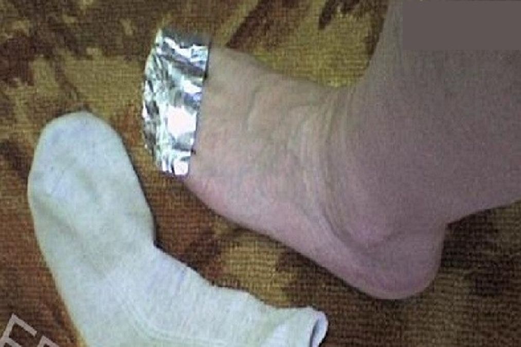 Découvrez ce qui arrive lorsque vous enveloppez vos pieds dans de l’aluminium