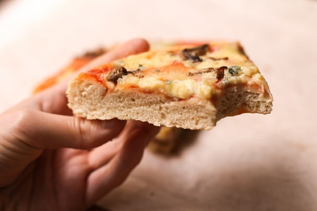 Comment réchauffer une pizza au micro-ondes sans qu’elle ne devienne caoutchouteuse ?