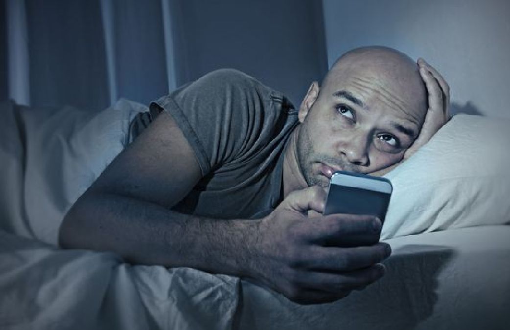 Ce qui arrive à votre corps lorsque vous utilisez votre portable avant de dormir