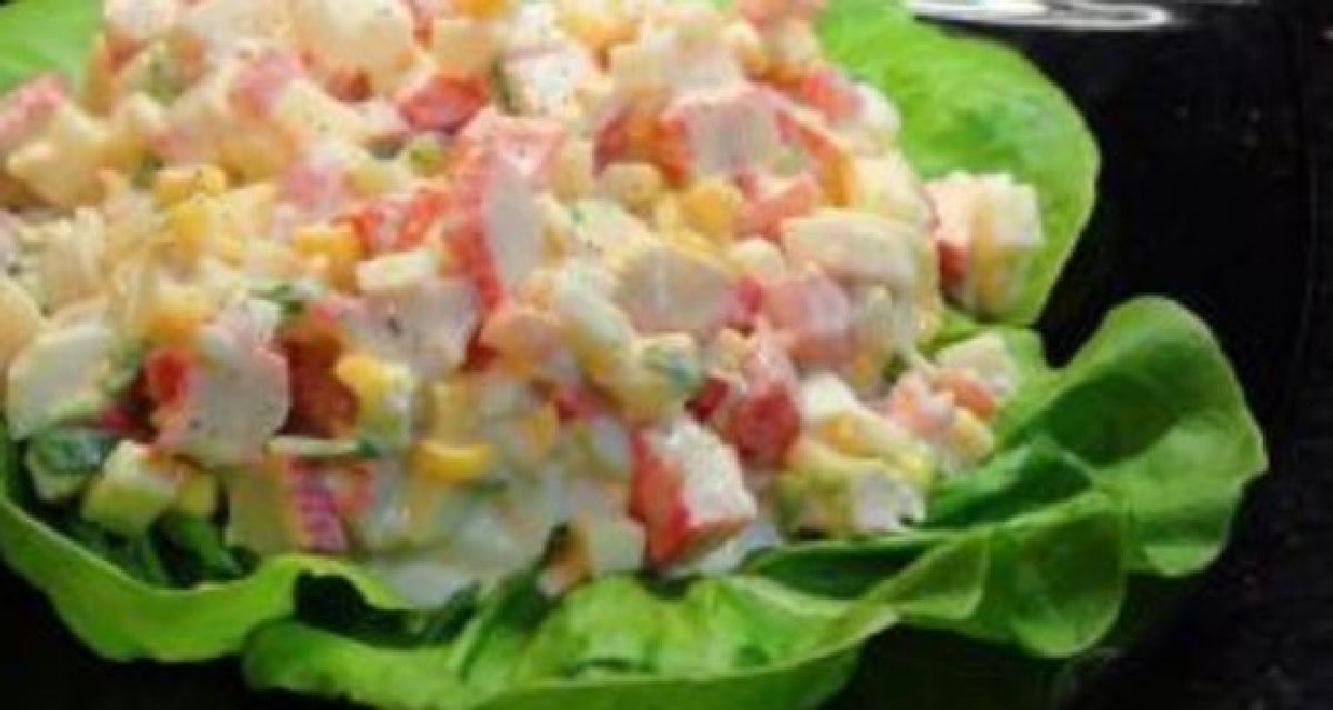 Une salade de bâtonnets de crabe très facile à faire