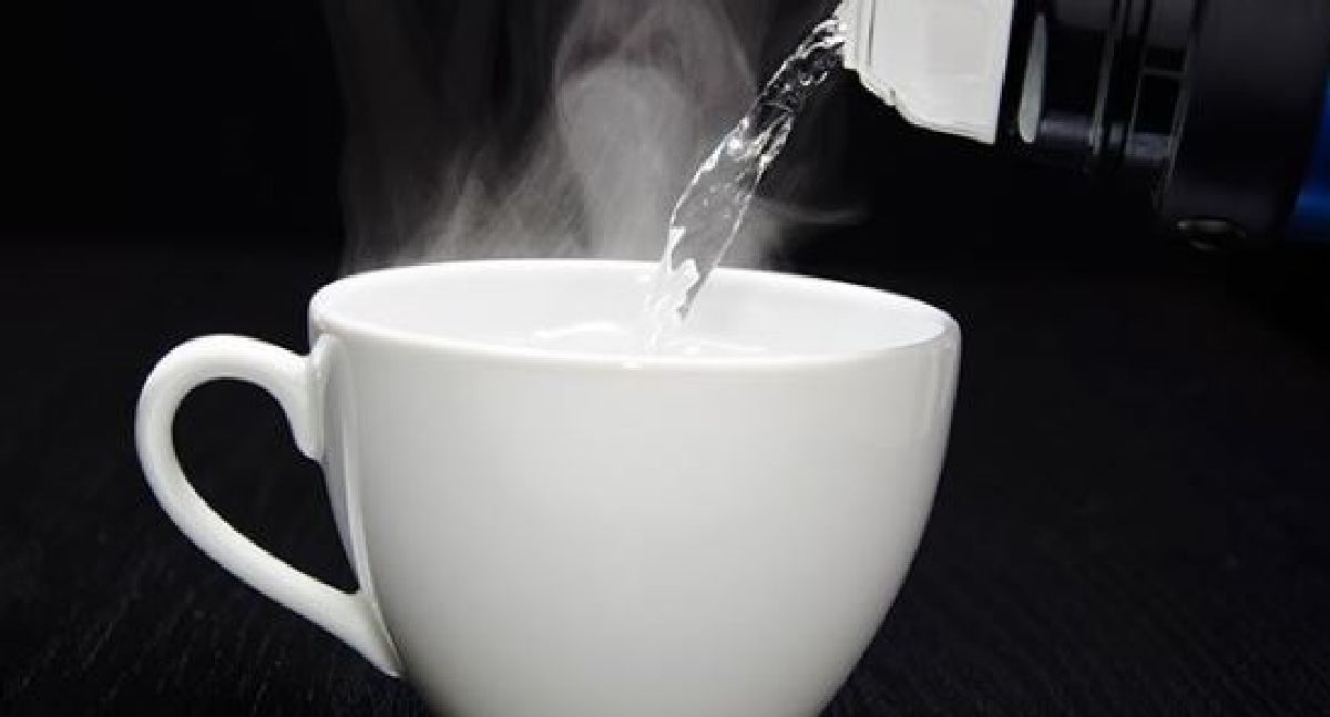 5 raisons inattendues pour lesquelles vous devez boire votre eau chaude, et non pas froide