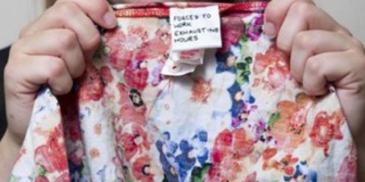 Une jeune fille découvre un « appel à l’aide » à l’étiquette de sa robe