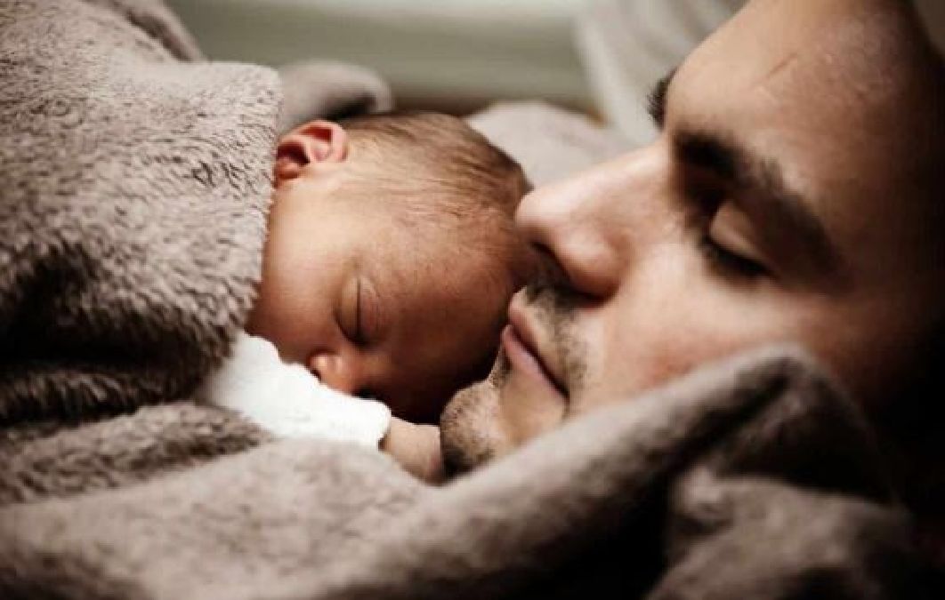 Accompagnez vos enfants en s’allongeant à coté d’eux pour qu’ils s’endorment, est une excellente habitude !