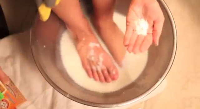 Elle met du bicarbonate de soude dans une bassine de lait et y plonge les pieds. Le résultat est incroyable!