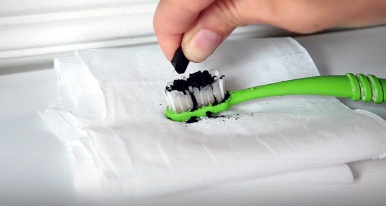 Une manière très étrange de blanchir vos dents ! Découvrez-la !