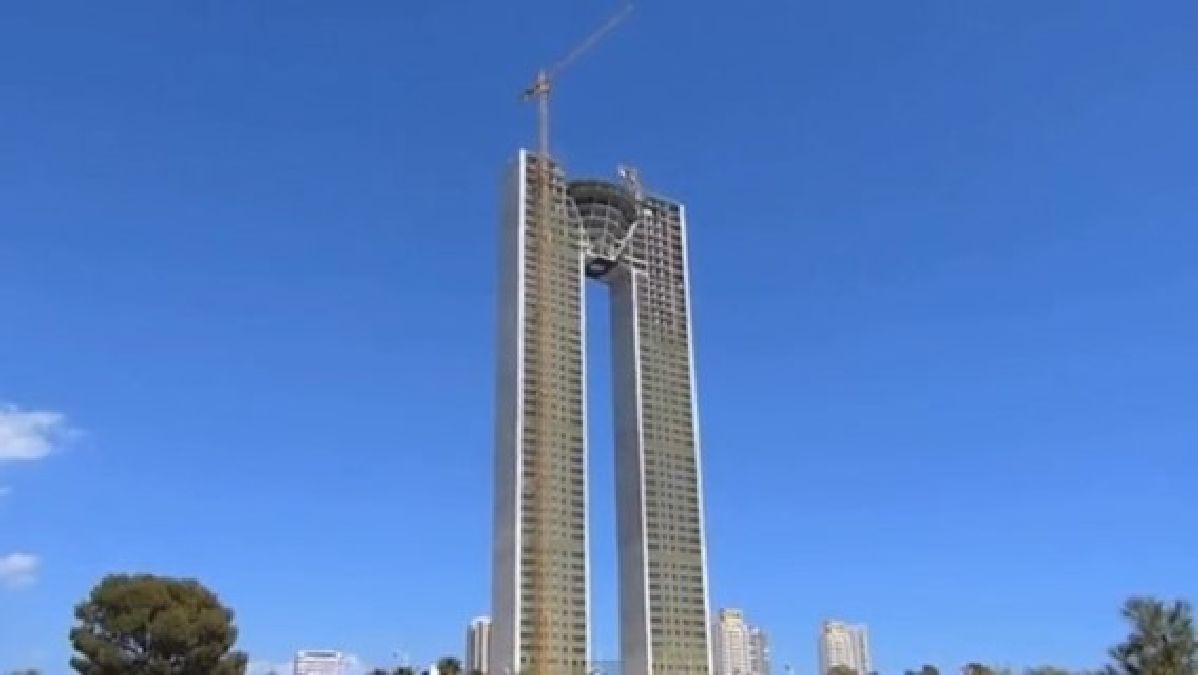 Espagne: ils construisent une tour de 47 étages… mais oublient les ..