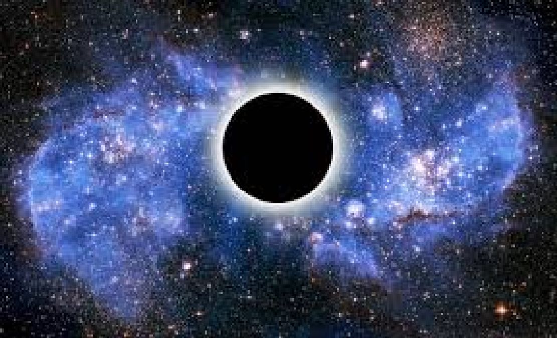 Astronomie: Quand deux trous noirs en chassent un troisième