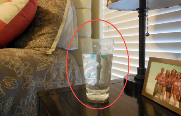 Ne jamais boire le verre d’eau sur votre table de chevet: Découvrez pourquoi
