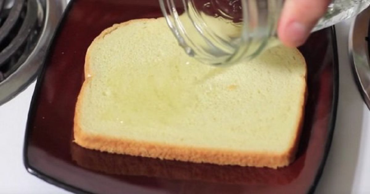 il verse du vinaigre sur un toast ! 8 façons géniales pour utiliser le vinaigre dans le nettoyage de votre maison !