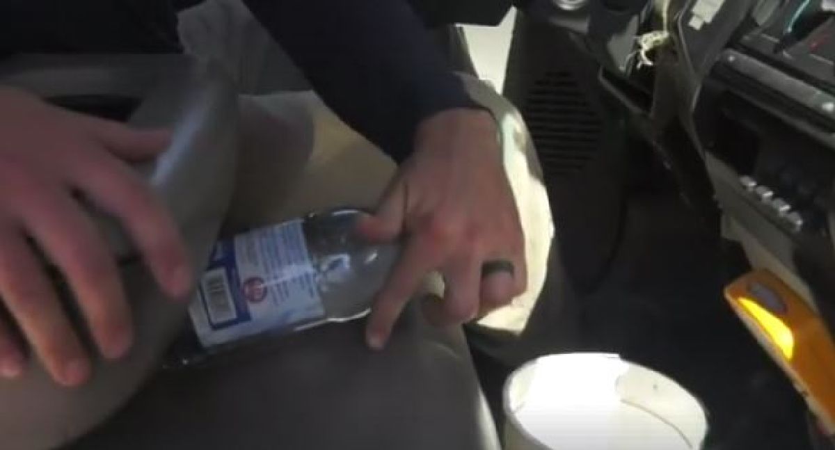 Un avertissement prodigué par les pompiers: Ne jamais laisser une bouteille d’eau dans votre voiture !