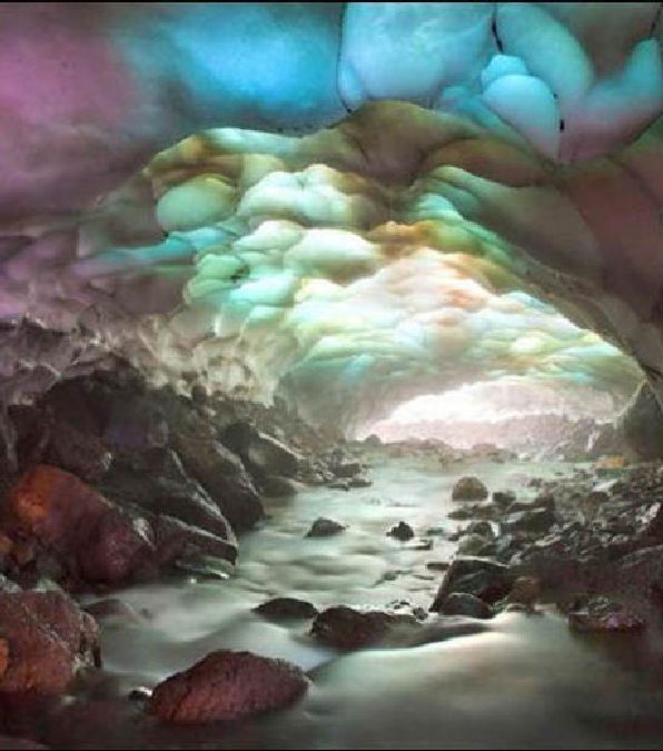 La grotte de glace du volcan Moutnovski, en photos!